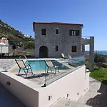 Dafni - Infinite Sea Vistas With Private Pool カラマタ