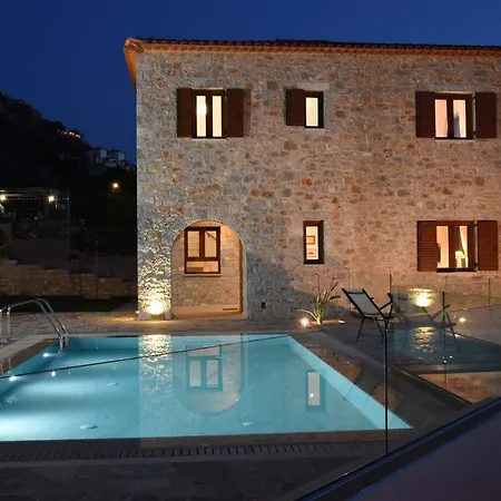 Dafni - Infinite Sea Vistas With Private Pool 칼라마타